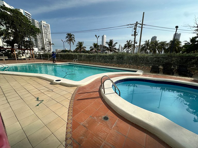 Apto p/6 personas - 2 alcobas - balcón y vista | Piscina
