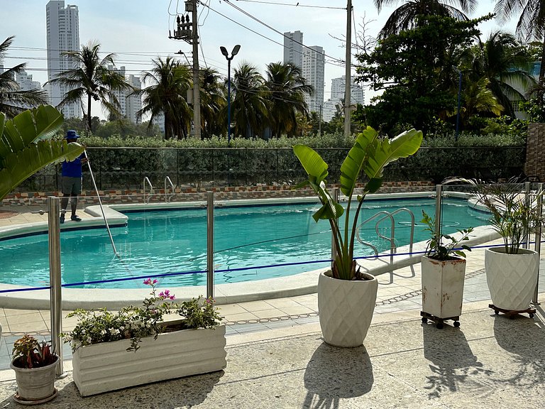 Apto p/6 personas - 2 alcobas - balcón y vista | Piscina